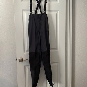 New, unworn, but vintage PATAGONIA bib ski/snow pants! Size 4. Navy/black